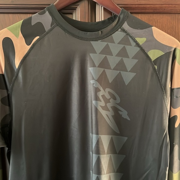 New without tags! Da Hui Hawaii by a group of surfers 🏄♂️ Camouflage Pullover! - Picture 3 of 8